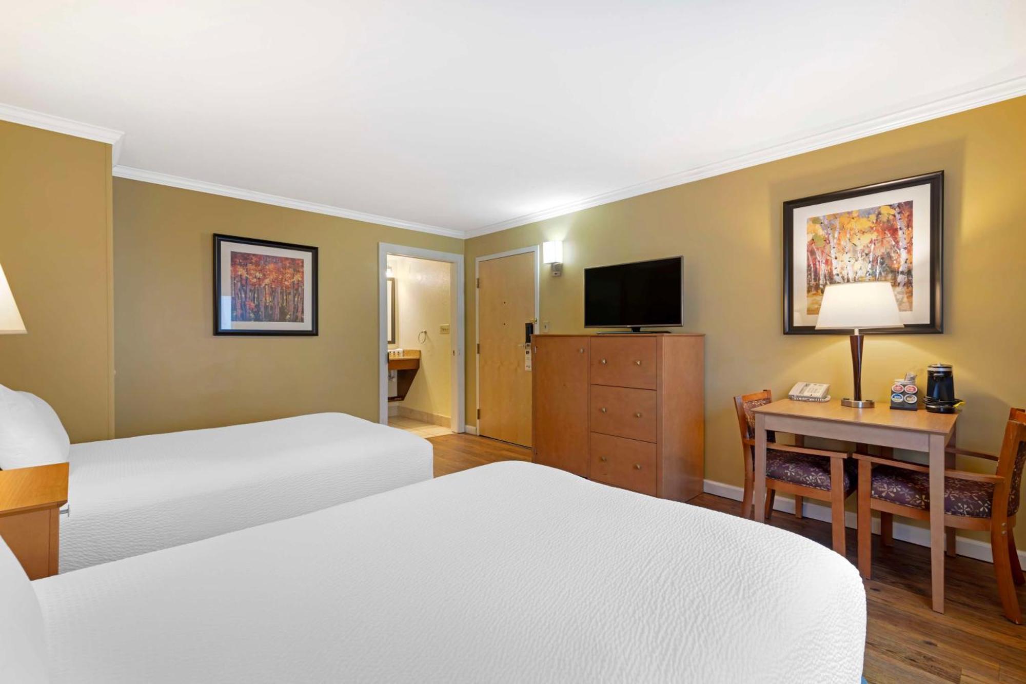 Best Western Plus Windjammer Inn & Conference Center Burlington Exterior foto