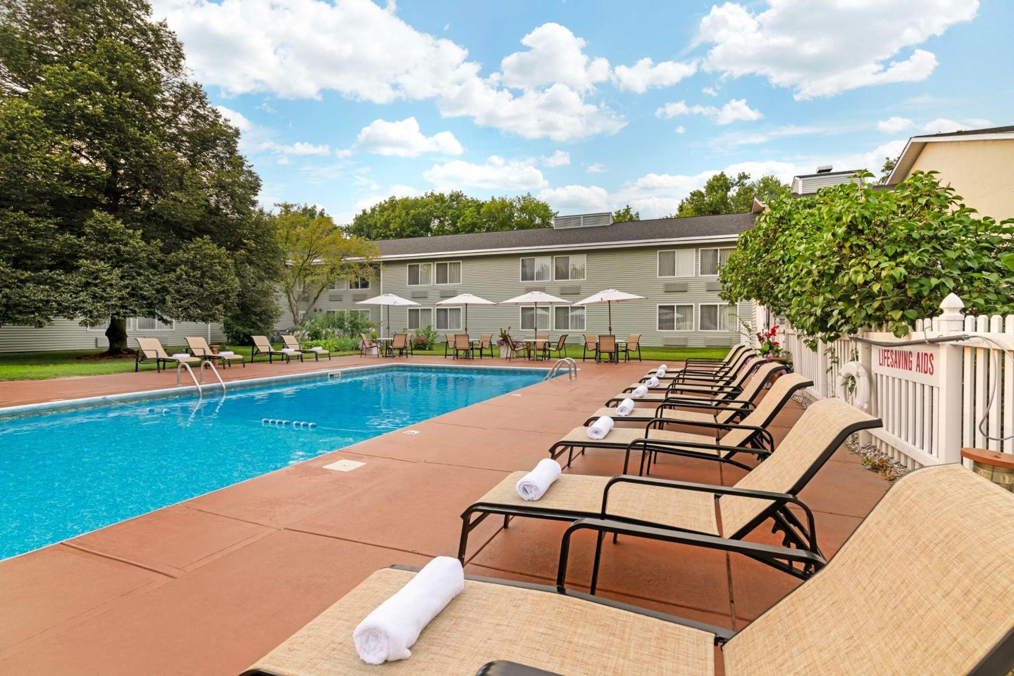 Best Western Plus Windjammer Inn & Conference Center Burlington Exterior foto