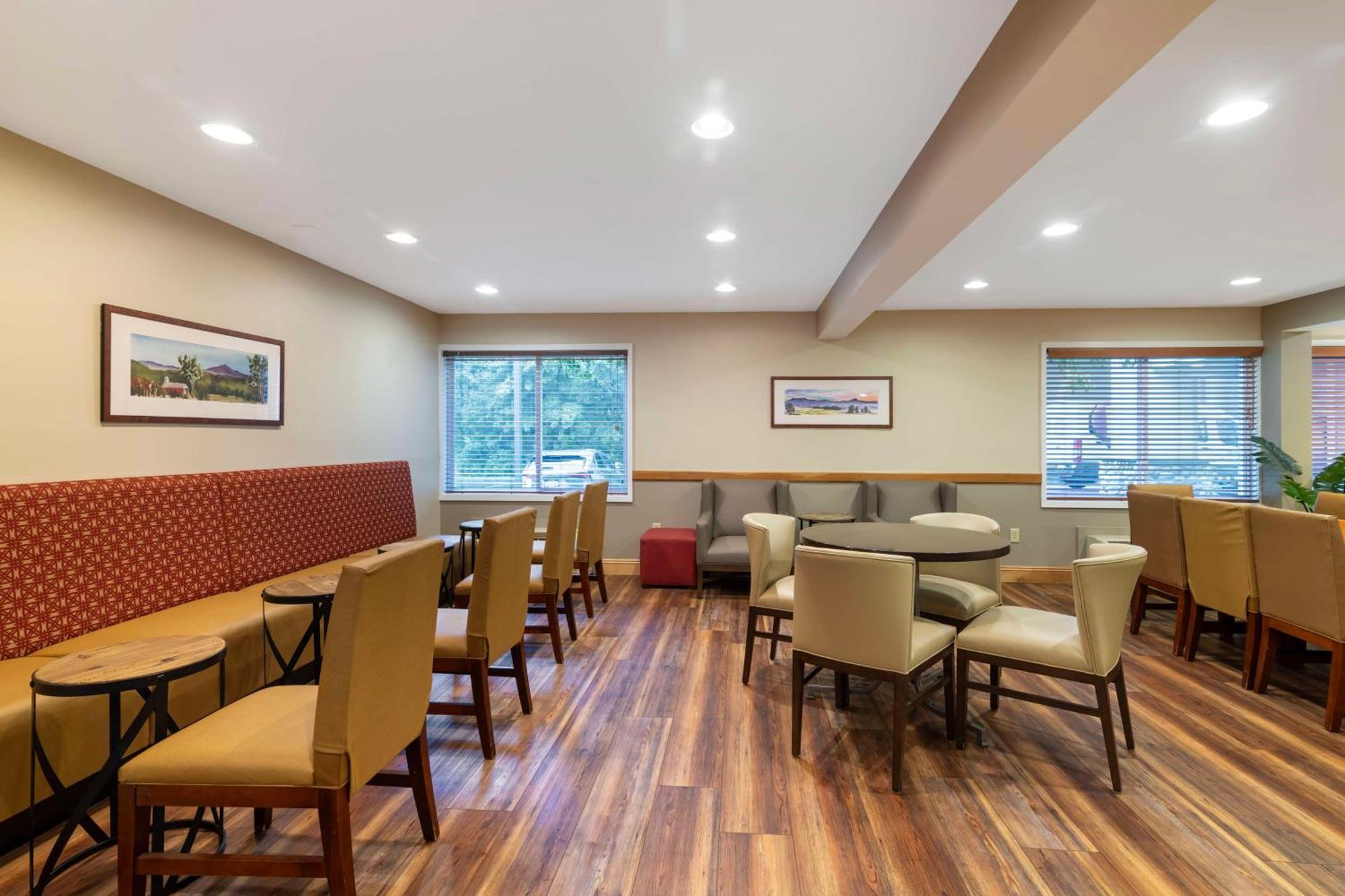 Best Western Plus Windjammer Inn & Conference Center Burlington Exterior foto