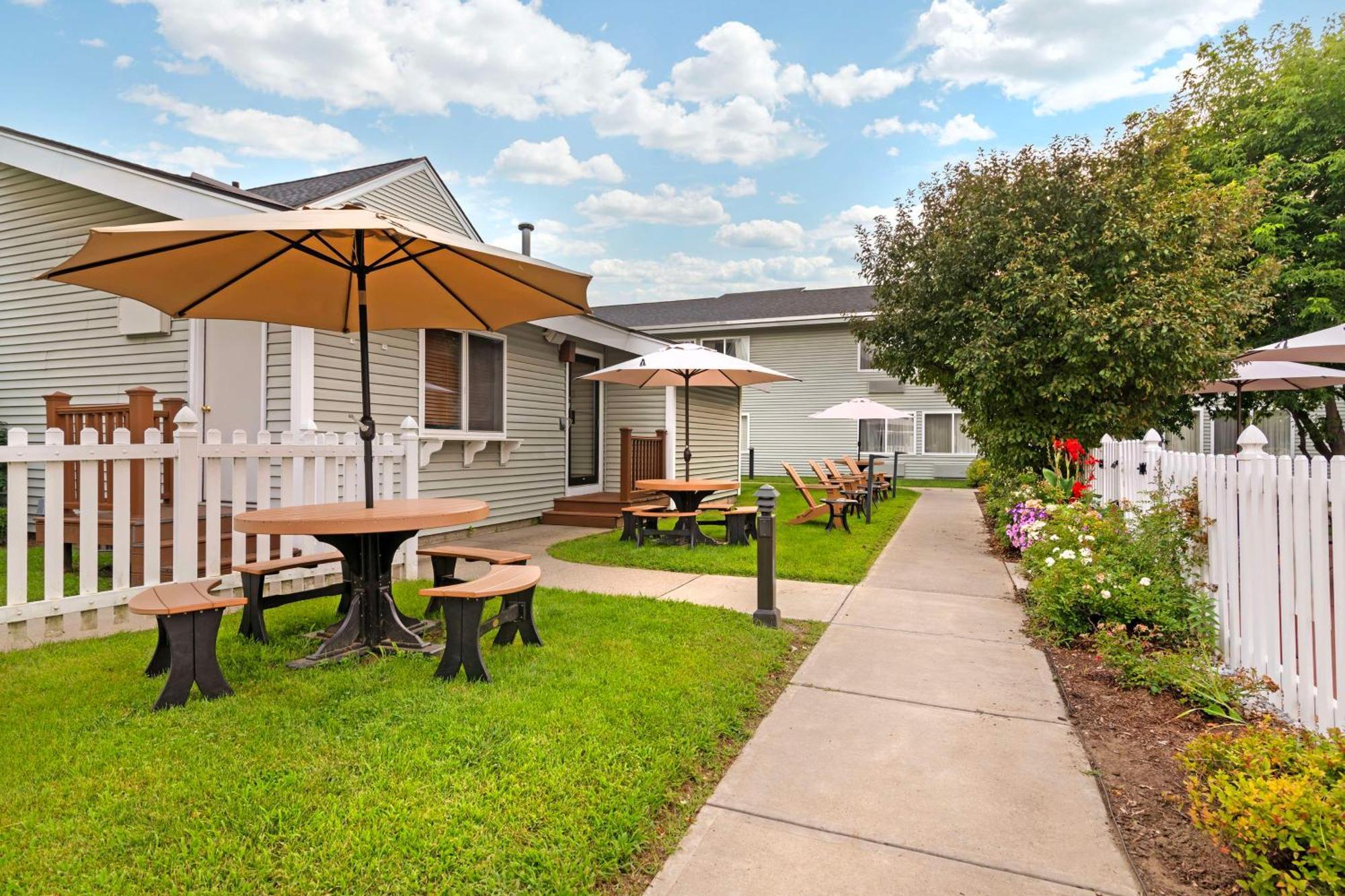 Best Western Plus Windjammer Inn & Conference Center Burlington Exterior foto
